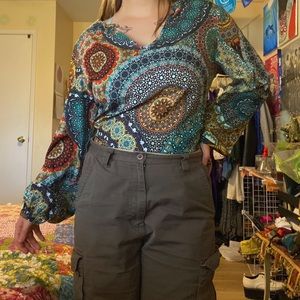 colorful mandala print top with puffy sleeves! 💟🪩